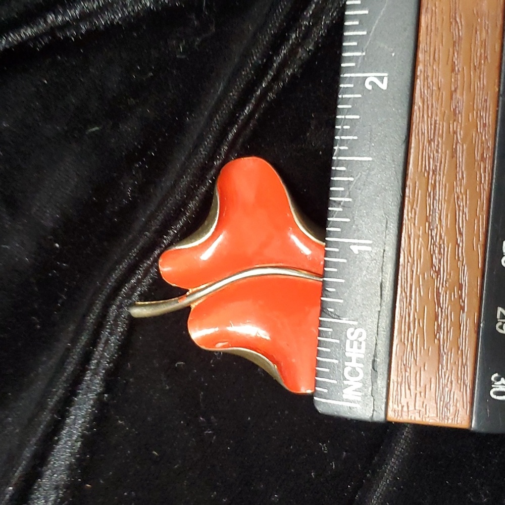 Retro red and gold Enamel leaf brooch. - Picture 5 of 5